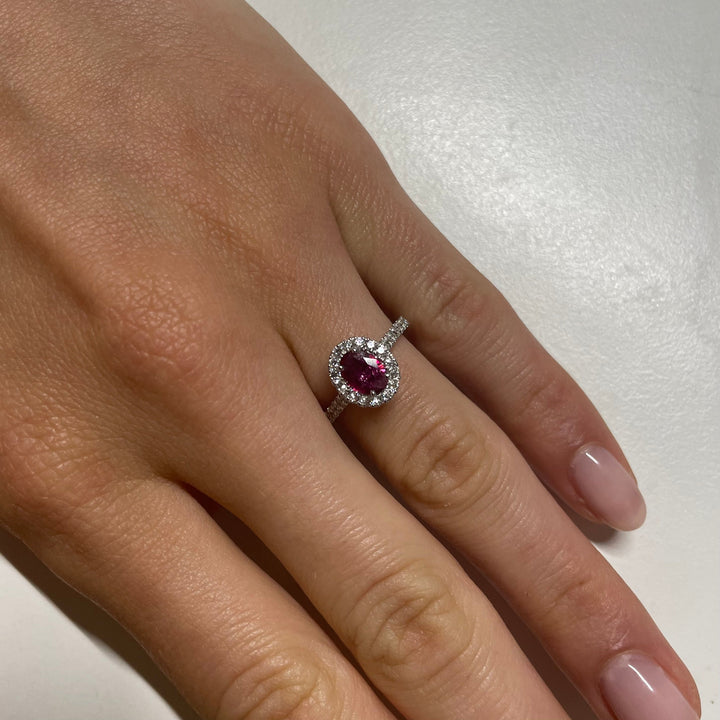 Anello con Rubino 0.58kt taglio Ovale e contorno di Diamanti-Anelli-GRANARELLI-Gioielleria Granarelli