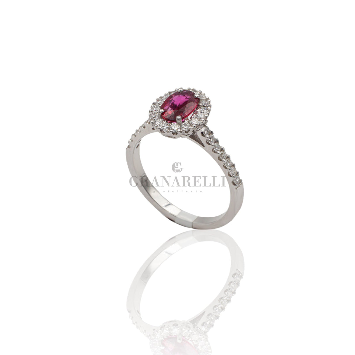 Anello con Rubino 0.58kt taglio Ovale e contorno di Diamanti-Anelli-GRANARELLI-Gioielleria Granarelli