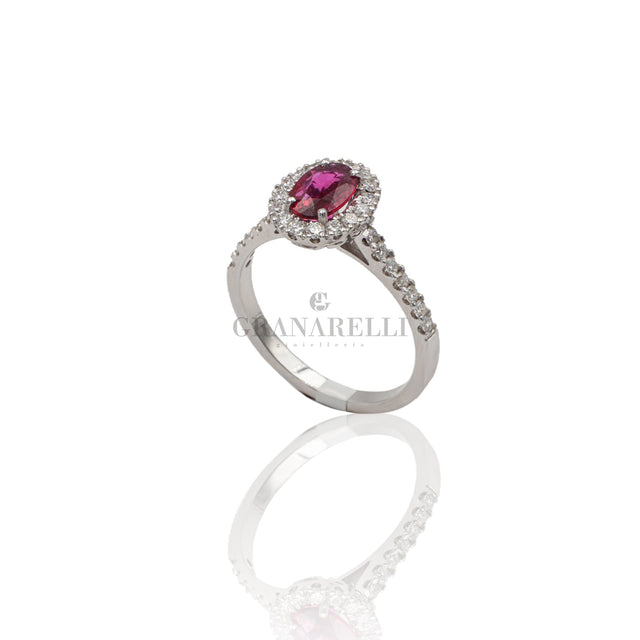Anello con Rubino 0.58kt taglio Ovale e contorno di Diamanti-Anelli-GRANARELLI-Gioielleria Granarelli