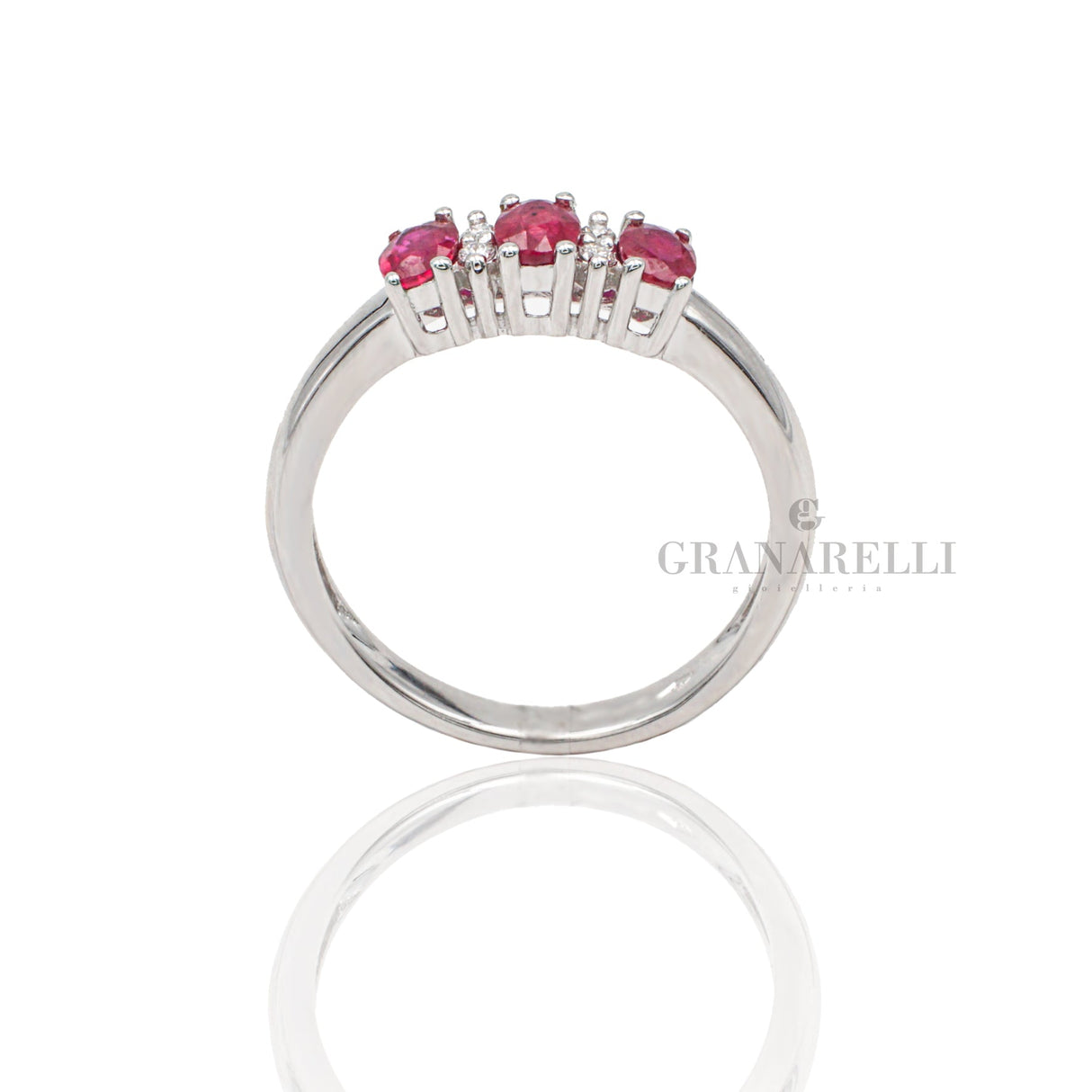 Anello trilogy con Rubini 0.70kt e Diamanti-Anelli-GRANARELLI-Gioielleria Granarelli