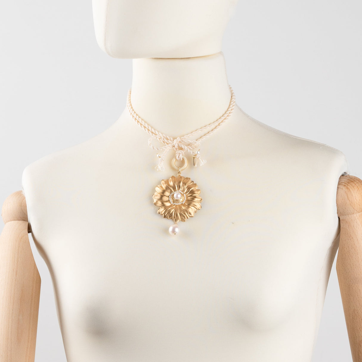 Collana Corda con Fiore e Perle-Girocolli-AMLÈ-Gioielleria Granarelli