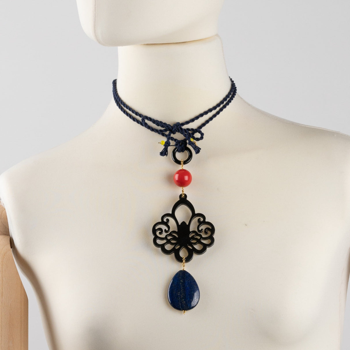 Collana Corda con Pendente Corno Nero, Goccia Blu e Sfera Rossa-Girocolli-AMLÈ-Gioielleria Granarelli