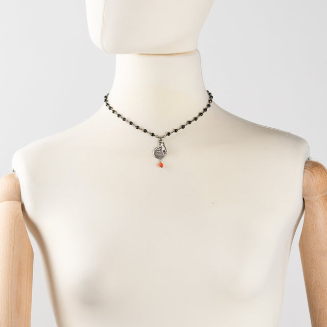 Collana Rosario con Sfere Nere, Piastrina, Fortunello e Corallo-Girocolli-AMLÈ-Gioielleria Granarelli