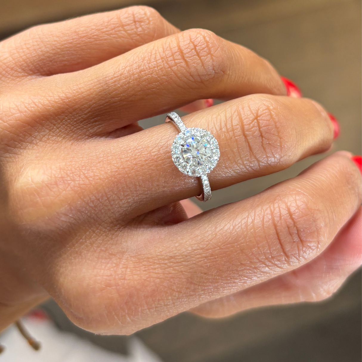 Anello Halo Oro bianco e Diamanti 0.71 GIA