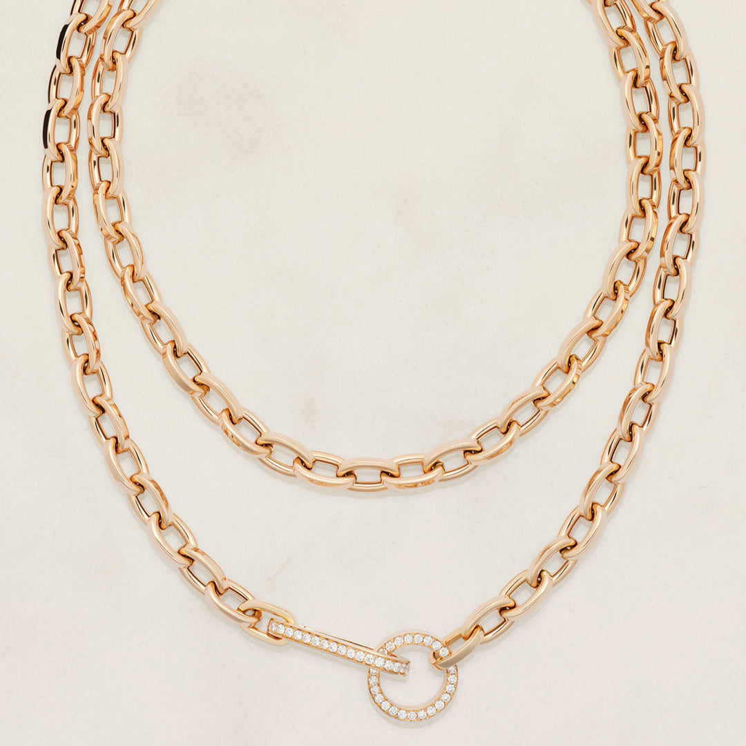 Cuello de la tripulación de oro blanco y el corazón de Pavè