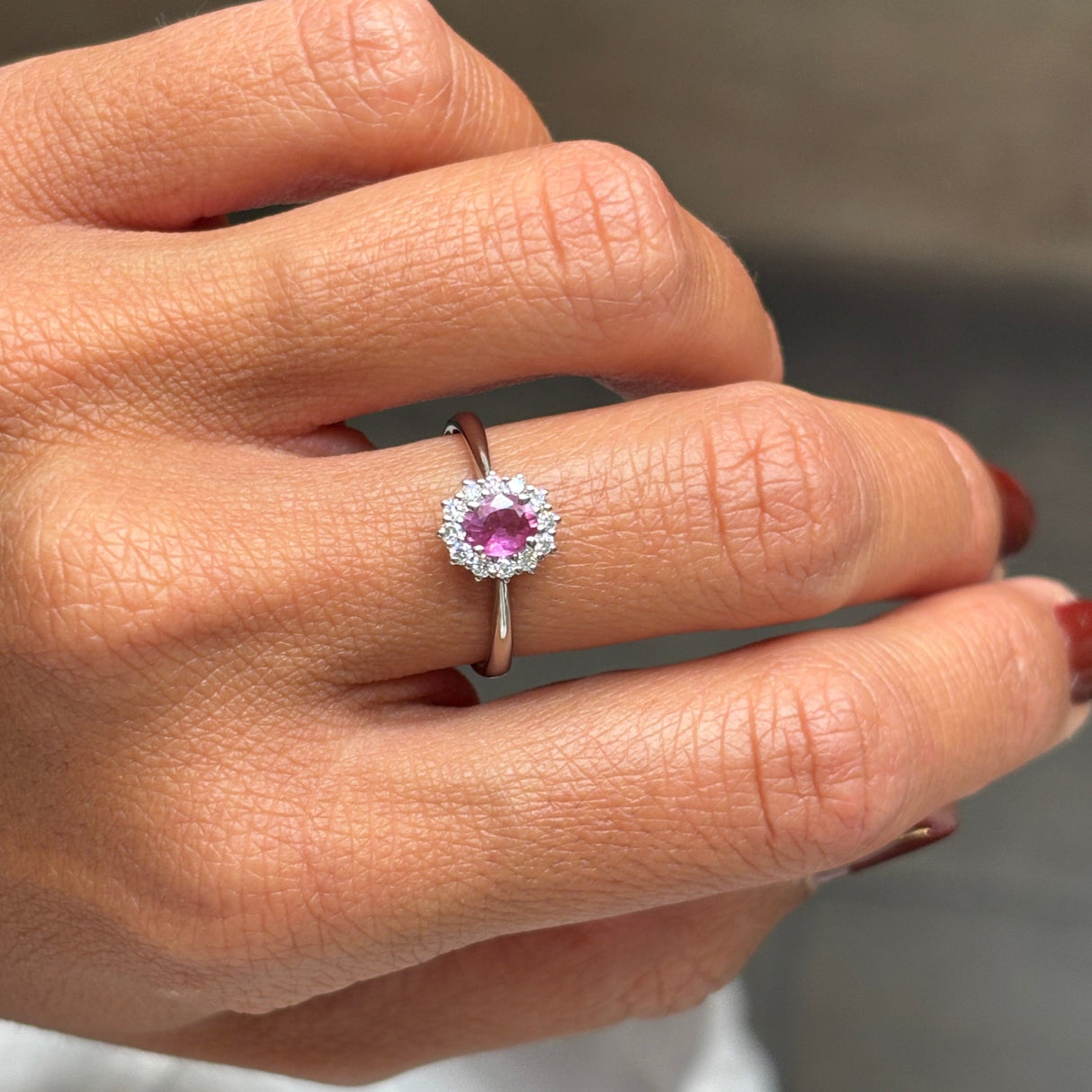 Anello con Zaffiro Rosa 0,45ct taglio Ovale e Diamanti