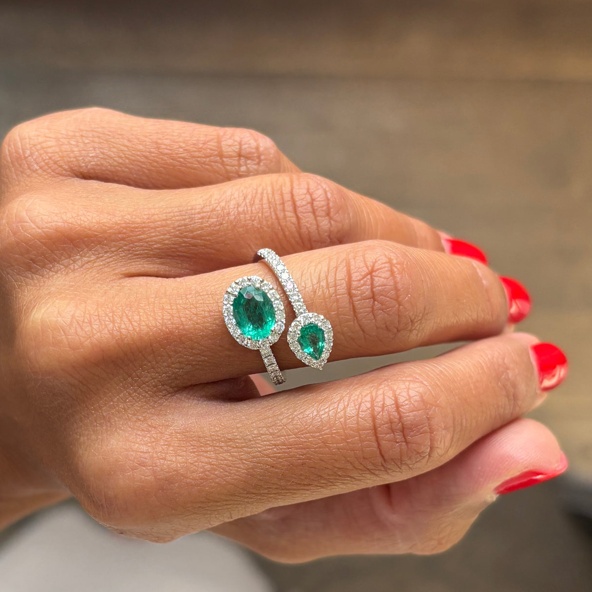 Anello doppio in Oro Bianco con Smeraldi 1.05kt e Diamanti