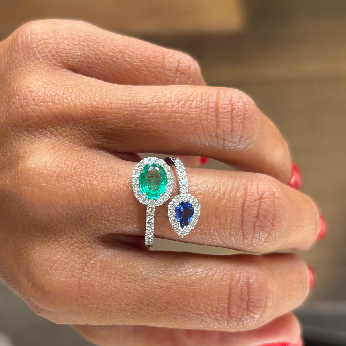 Anello doppio in Oro Bianco con Smeraldo 1.00kt e Zaffiro 0.38kt con Diamanti