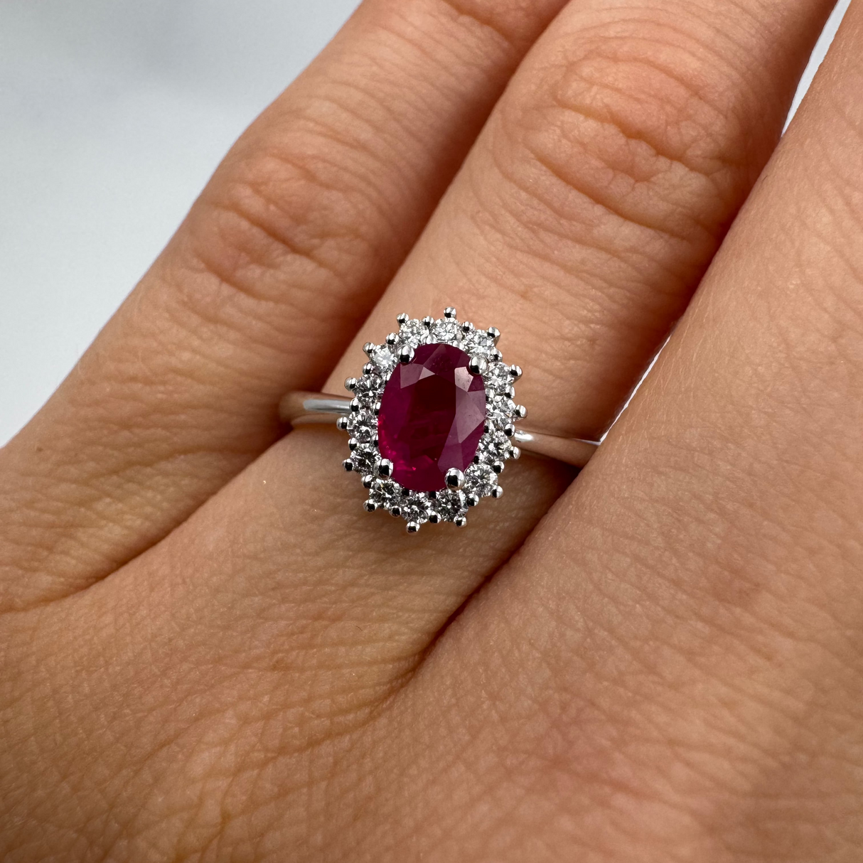 Anello con Rubino 1,09ct taglio Ovale e Diamanti