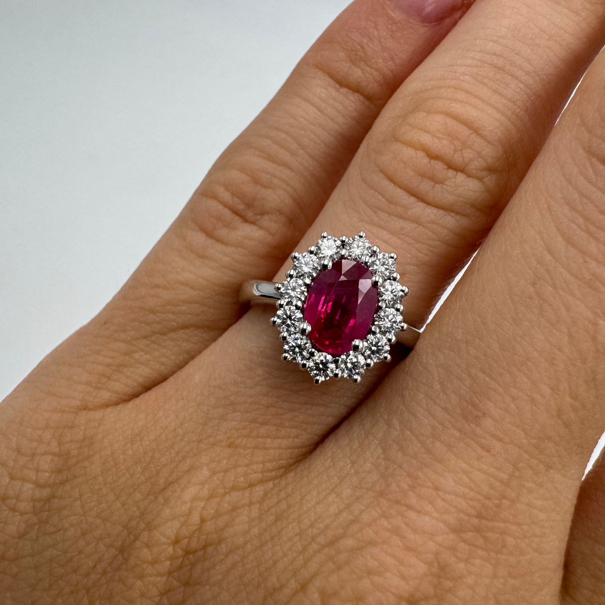Anello con Rubino 1,42ct taglio Ovale e Diamanti