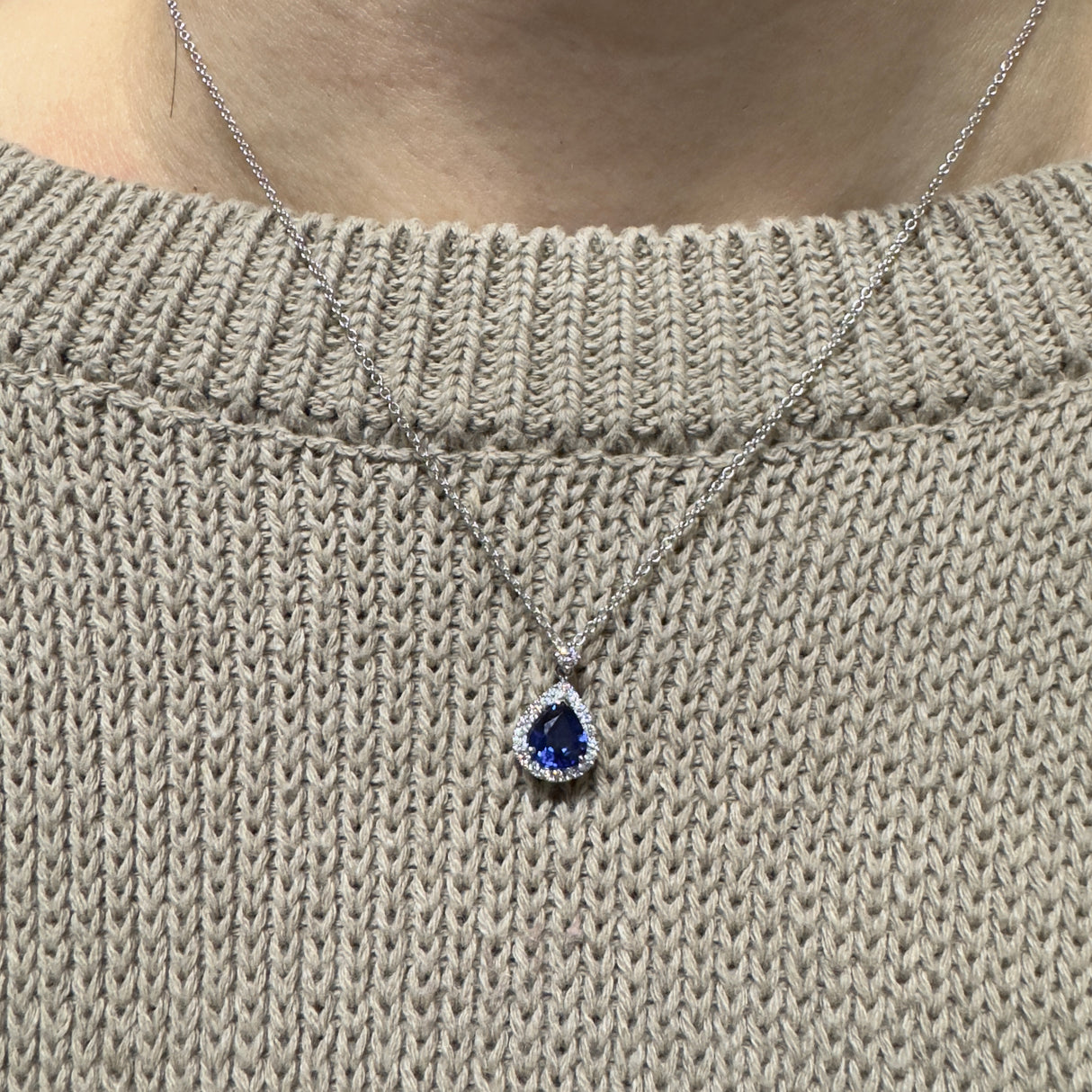 Witgouden ketting diamanten met "Goccia" Cut Sapphire CT 1.19