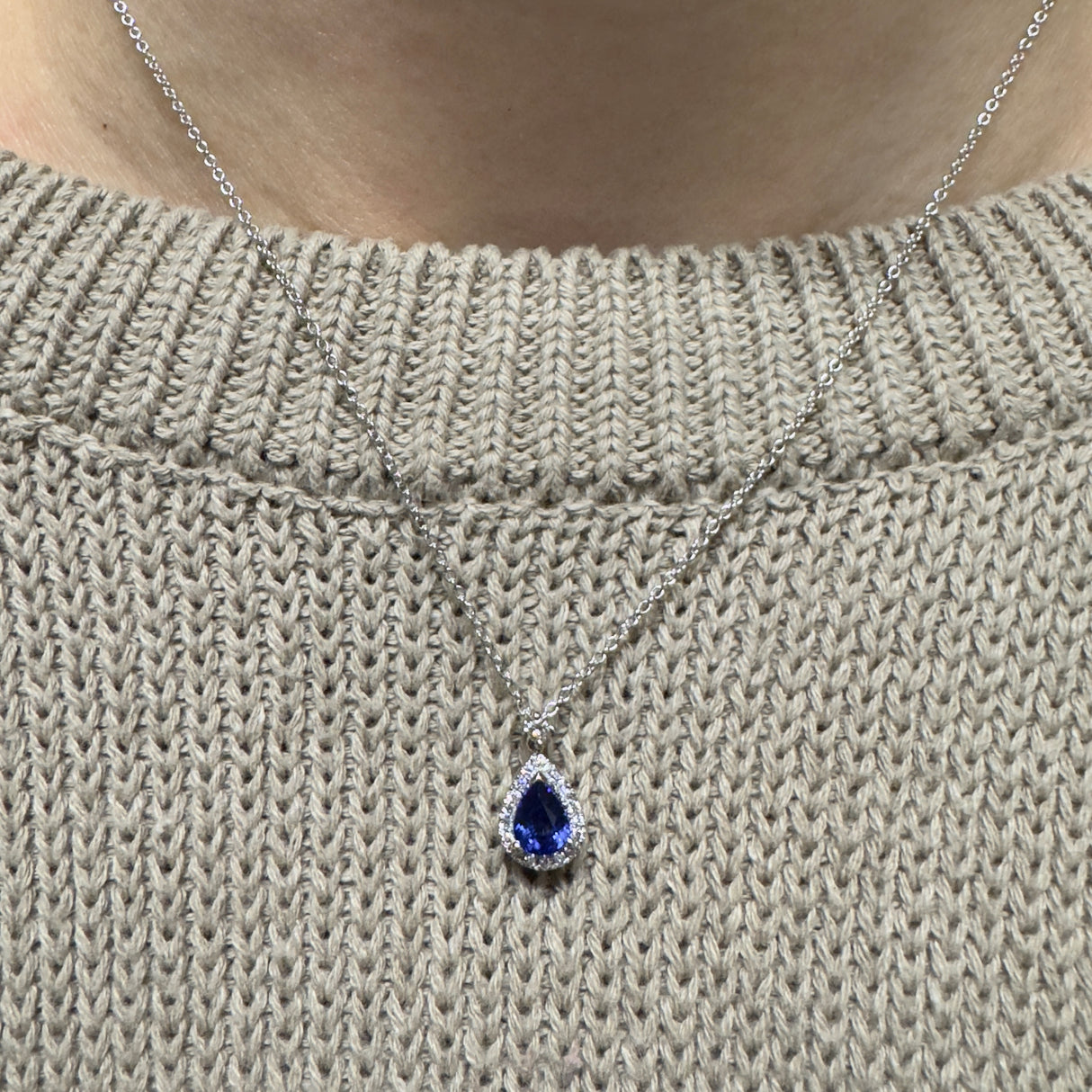 Witgouden ketting diamanten met "drop" bedst saffier CT 1.11