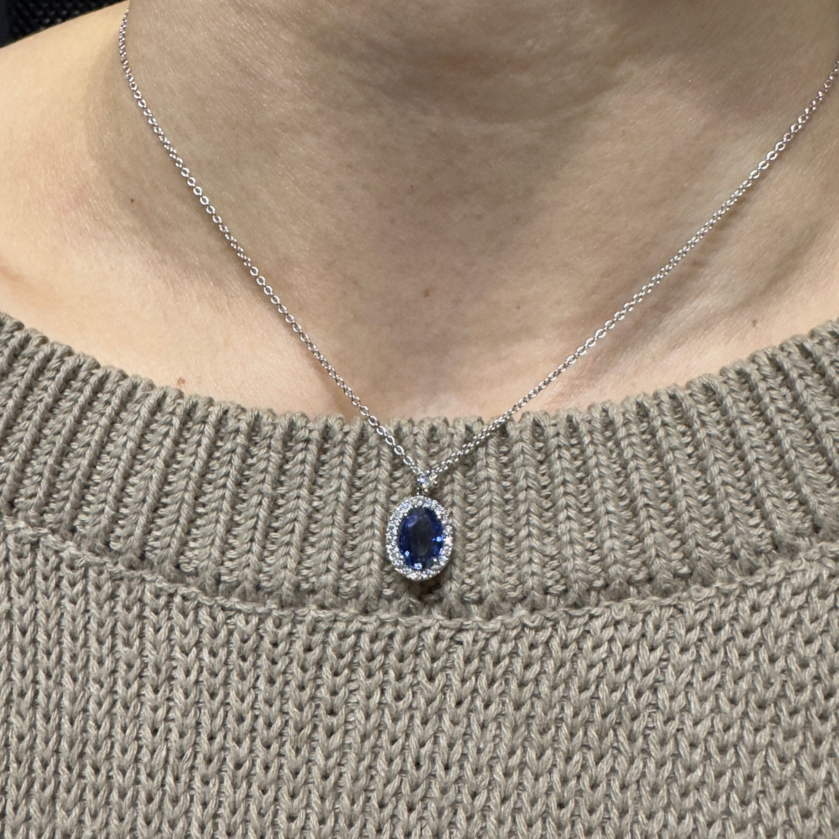 Witte gouden ketting diamanten met "ovaal" gesneden saffier CT 1.22