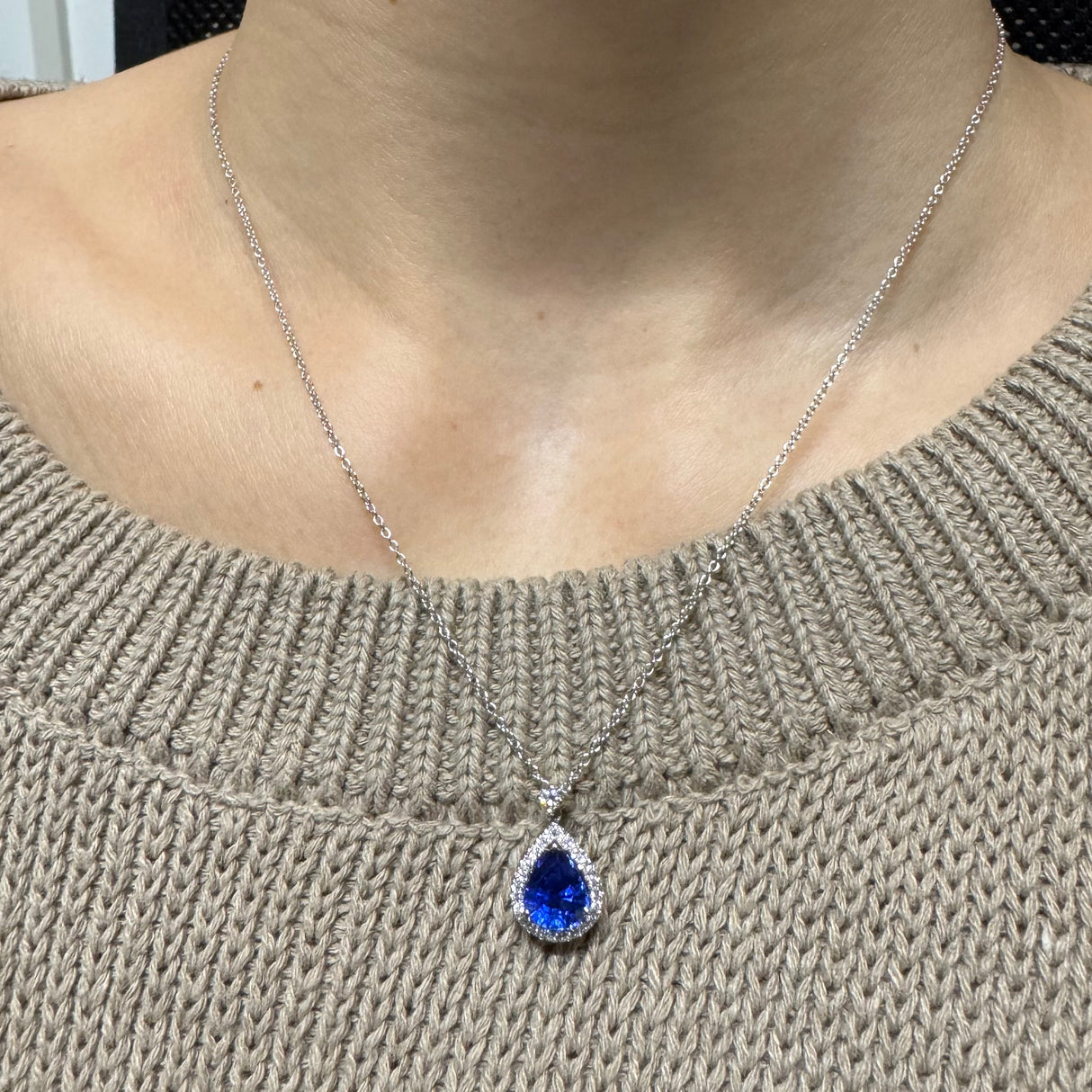 Witte gouden ketting diamanten met "drop" gesneden saffier ct 1.90