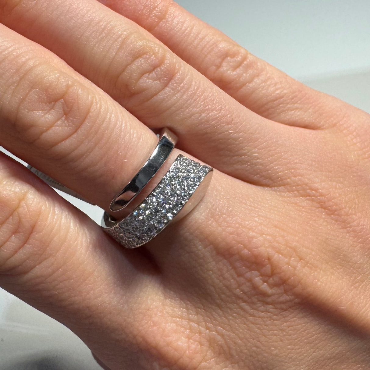 Anello Like con Diamanti in Oro Bianco