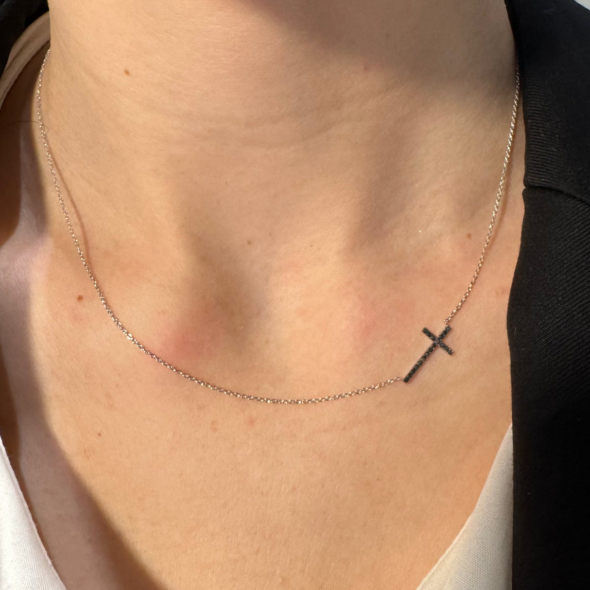 Girocollo Croce sul Fianco in Oro Bianco Diamanti Neri