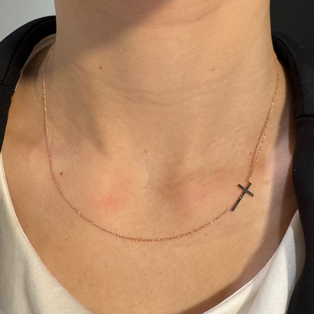 Girocollo Croce sul Fianco in Oro Rosa Diamanti Neri