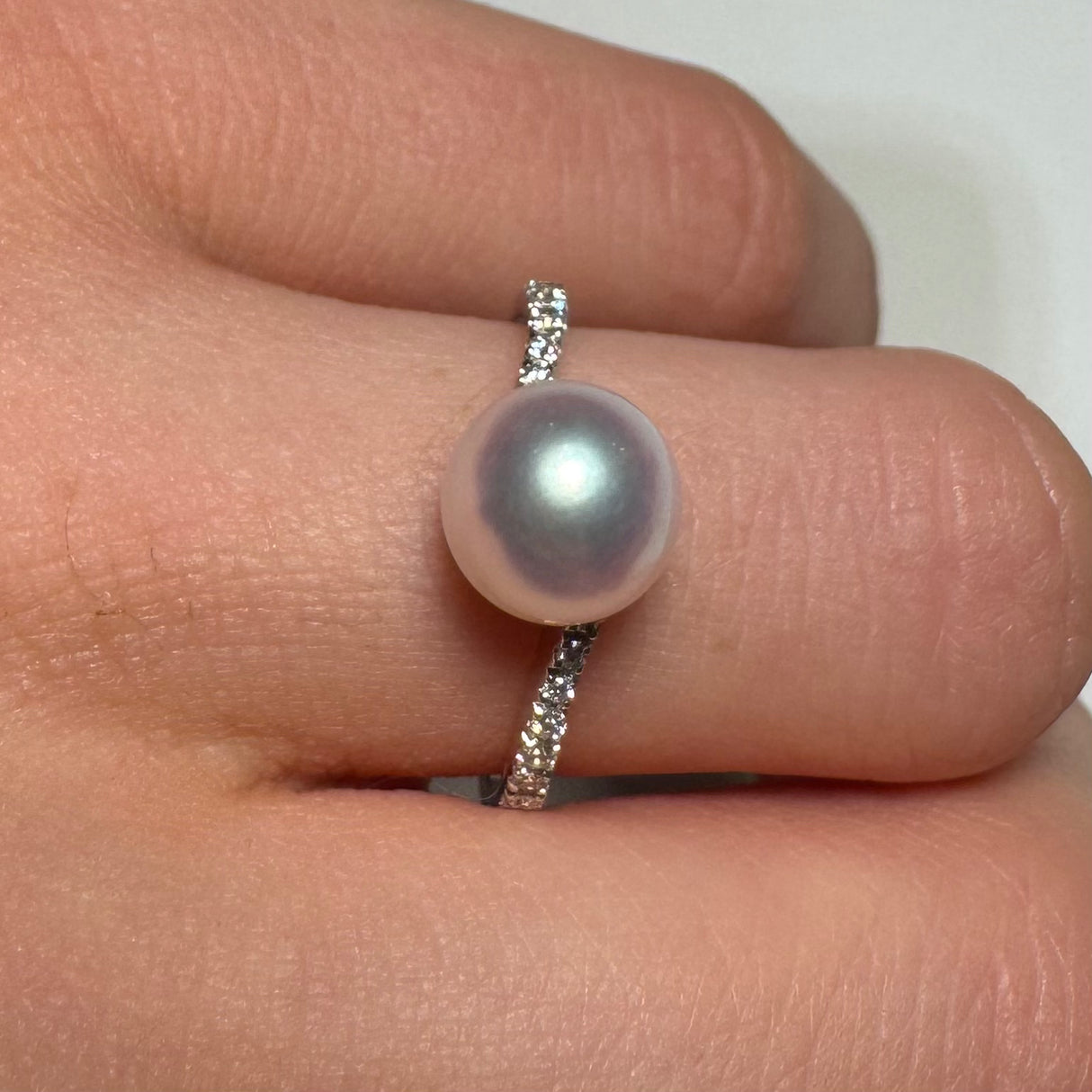 Anello Perla 8mm con diamanti in Oro bianco