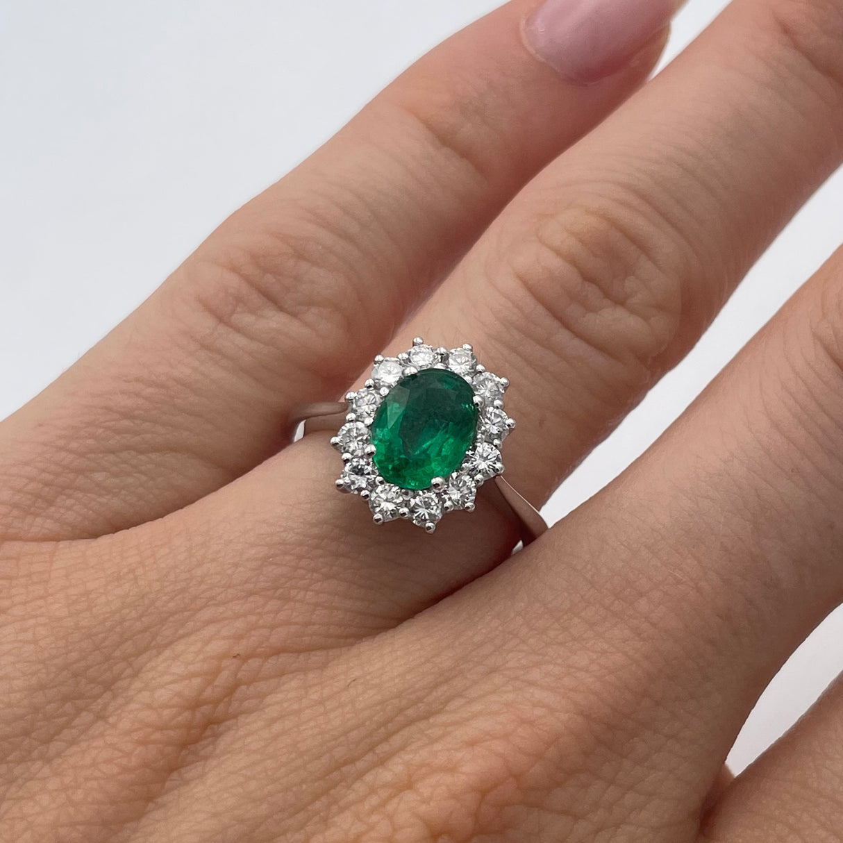Anello Smeraldo Ovale 1.33kt e Diamanti in Oro Bianco-Anelli-GRANARELLI-Gioielleria Granarelli