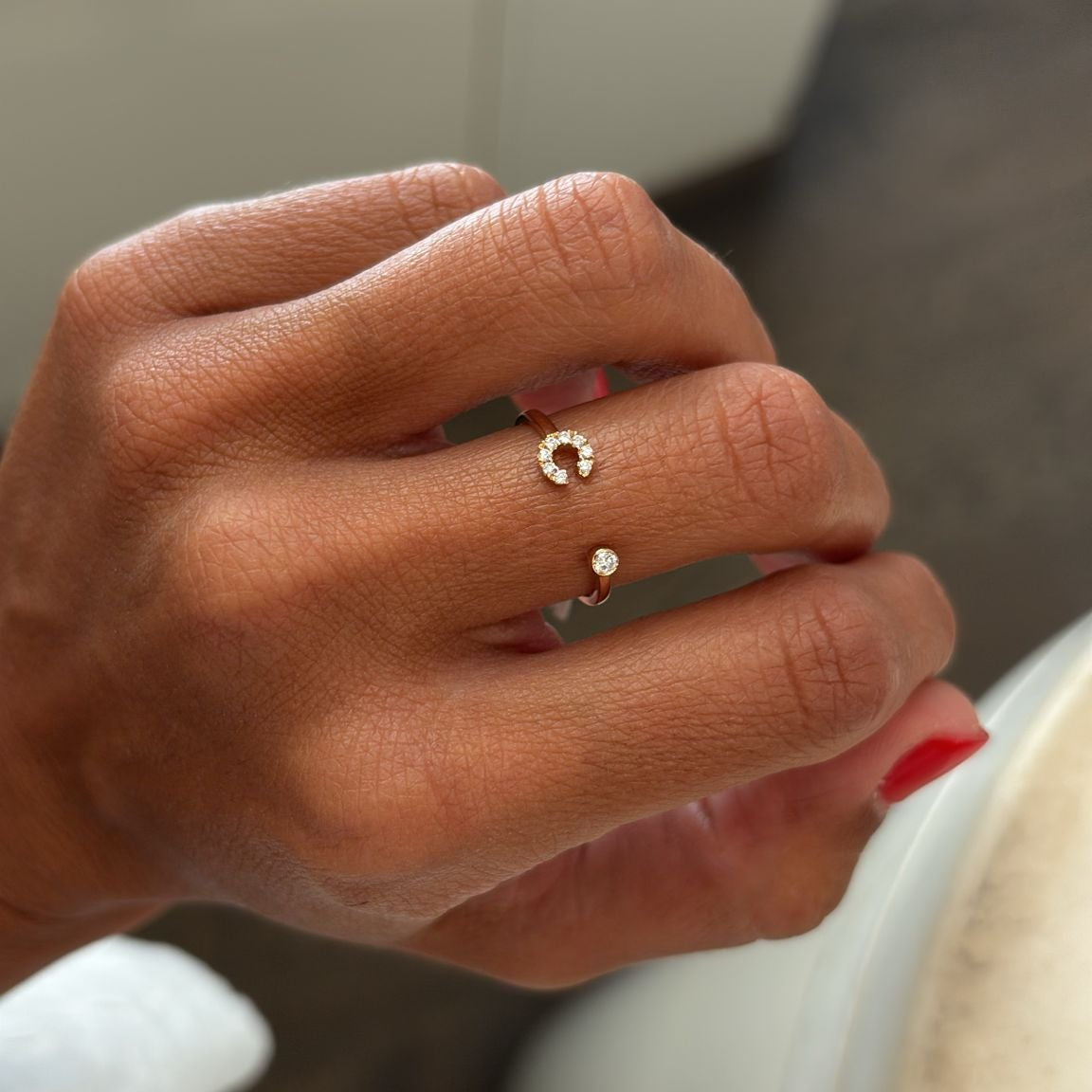 Letra de anillo inicial C con diamantes