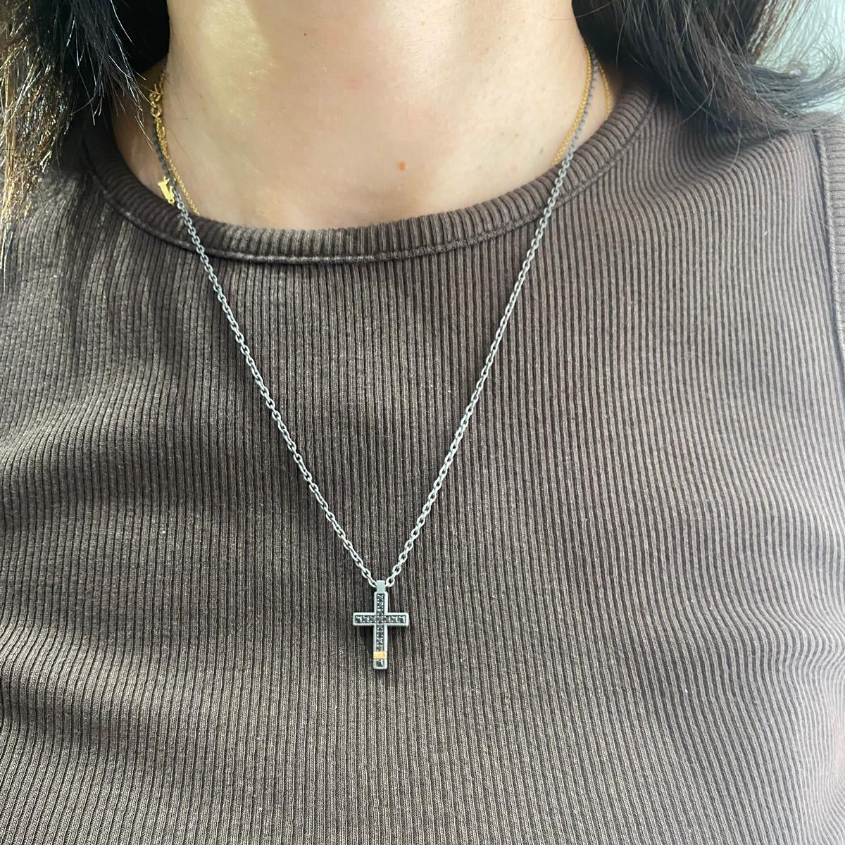 COLLANA CON CROCE MEDIA IN TITANIO, ORO ROSSO 18 KT, ORO ROSSO 9 KT, DIAMANTI BLACK E CATENA.