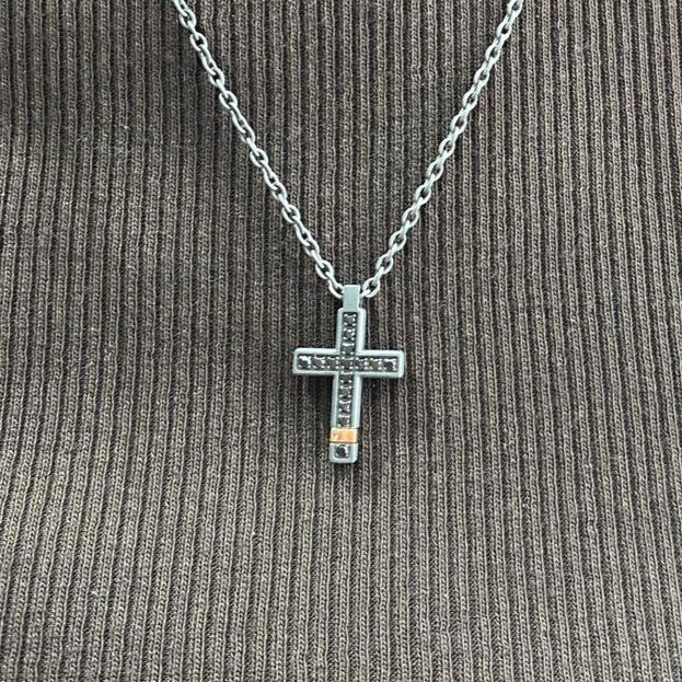 COLLANA CON CROCE MEDIA IN TITANIO, ORO ROSSO 18 KT, ORO ROSSO 9 KT, DIAMANTI BLACK E CATENA.