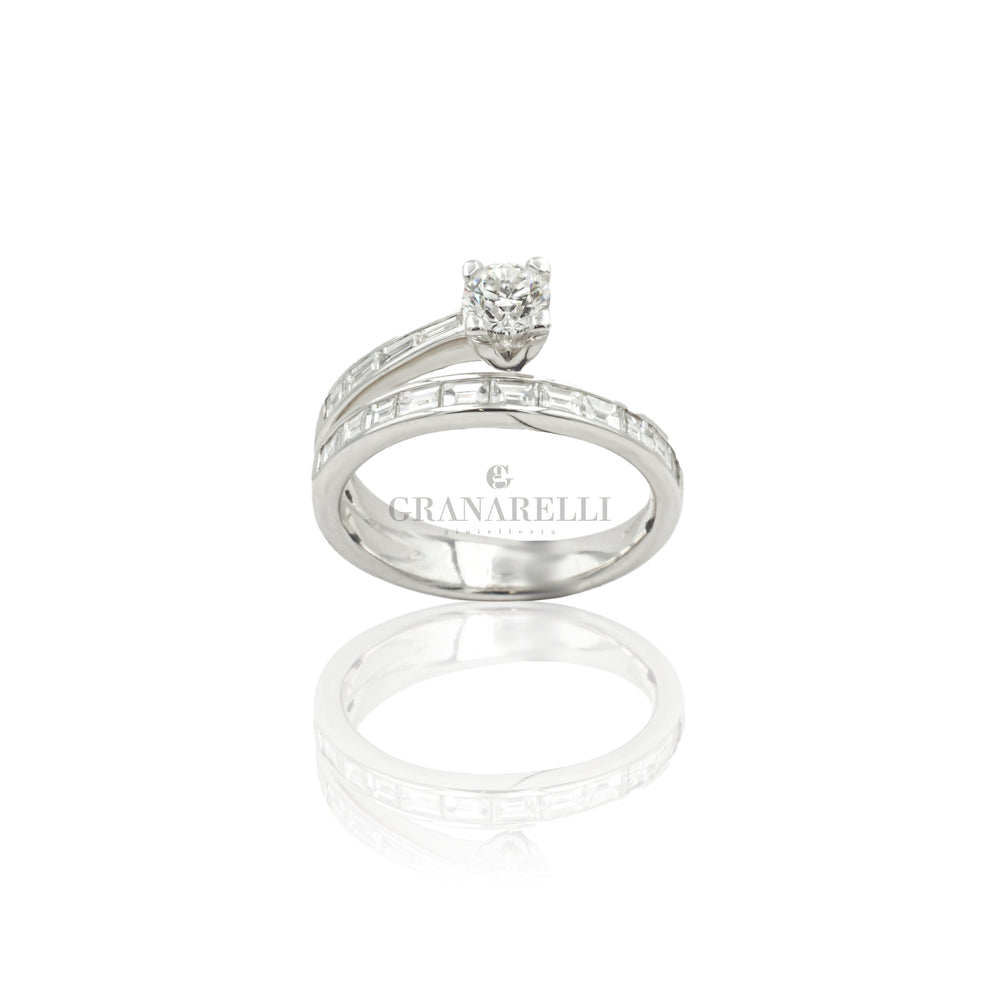 Anello Solitario 0.504kt con fascia di Diamanti baguette 0.75kt in Oro Bianco-Anelli-RECARLO-Gioielleria Granarelli