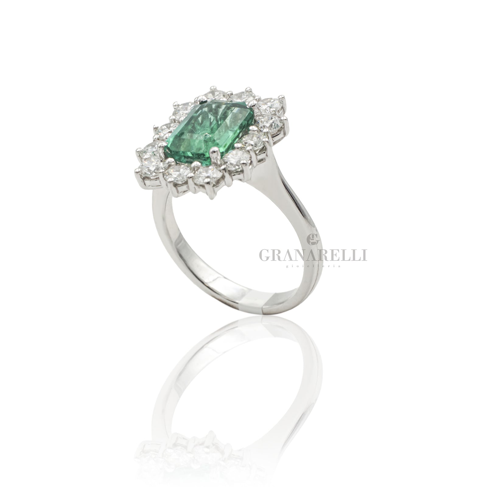 Anello in Oro Bianco con Smeraldo 2.22kt e Diamanti-Anelli-GRANARELLI-Gioielleria Granarelli