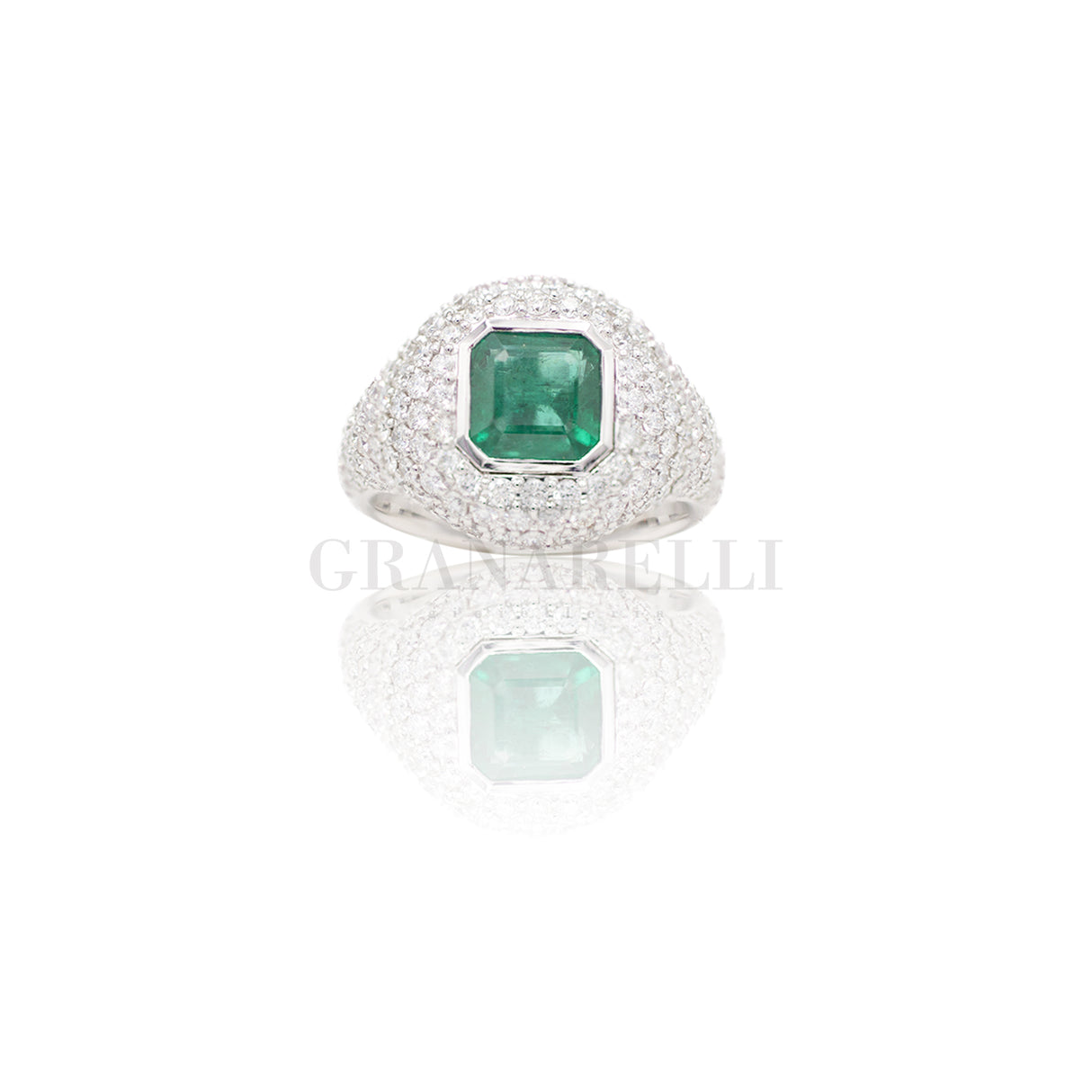 Anello in Oro Bianco con Smeraldo 1.65kt e pavè di Diamanti