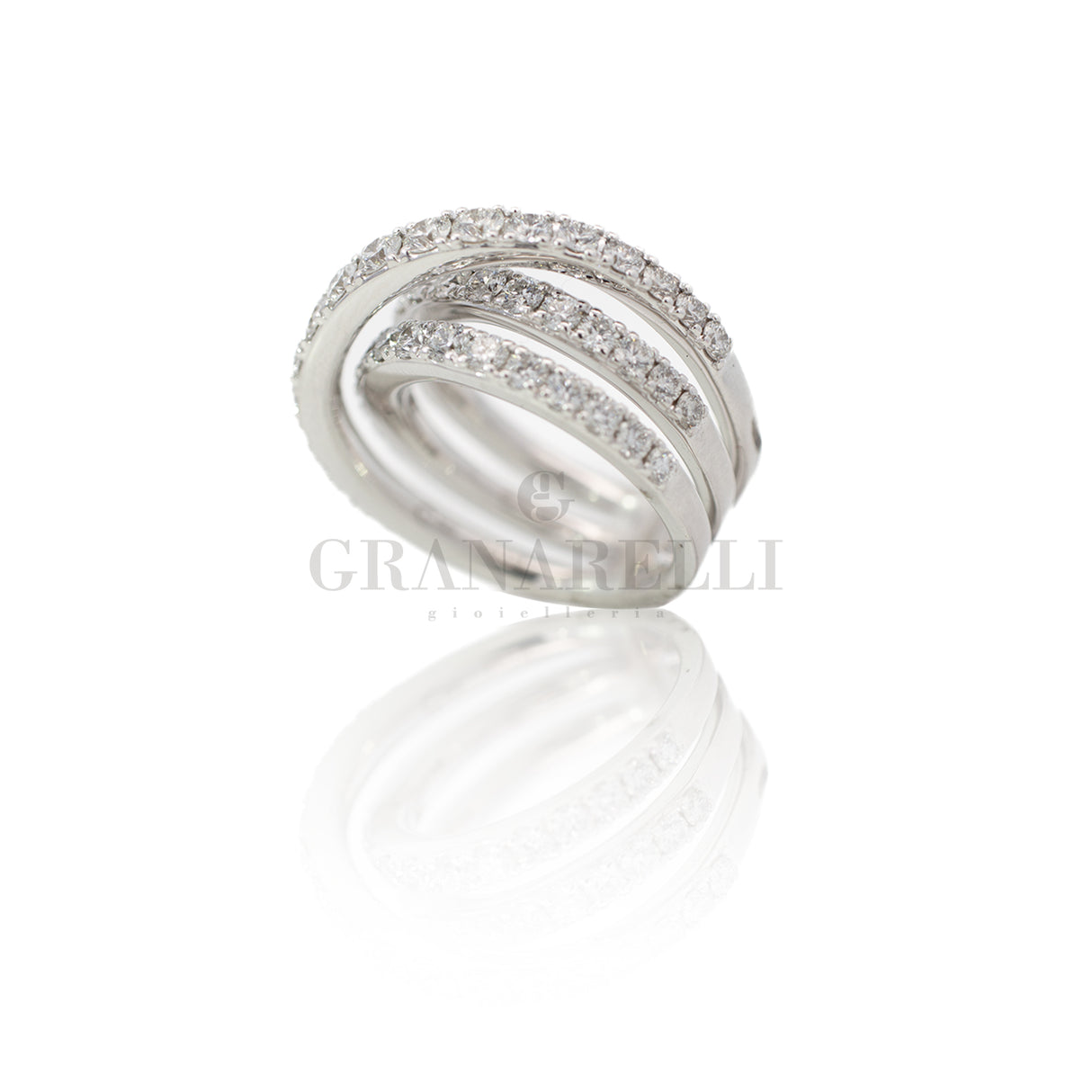 White gold ring ring with diamonds