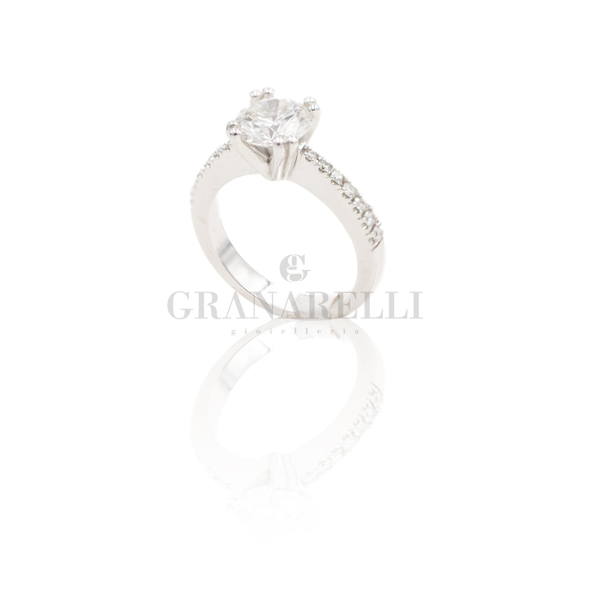 Anillo de corazón de zafiro y diamante