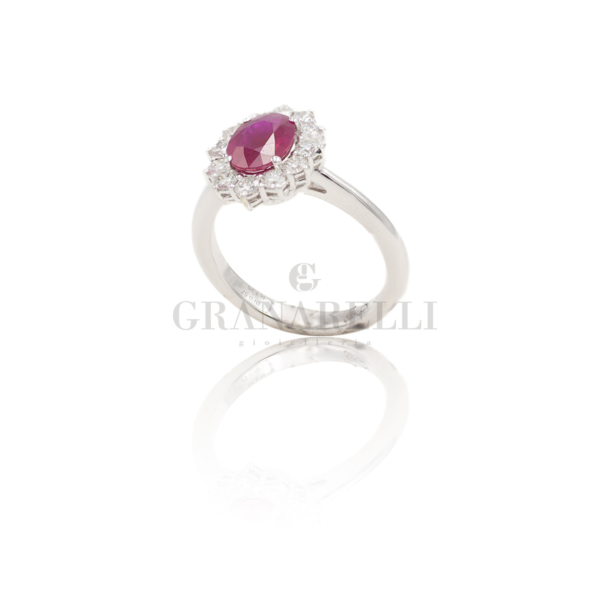 Anello con Rubino 1,25ct taglio Ovale e Diamanti