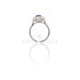 Anello in Oro Bianco con Zaffiro 2.58kt e contorno di Diamanti