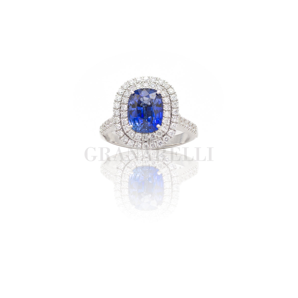 Anello in Oro Bianco con Zaffiro 2.58kt e contorno di Diamanti